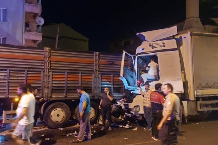 Uşak'ta kamyon tıra &ccedil;arptı: 1 kişi yaralandı