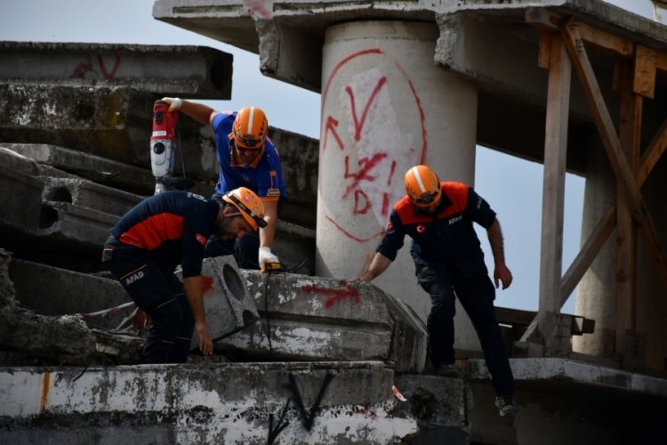 Marmara ve Kahramanmaraş depremlerinde g&ouml;rev alan Bursa AFAD g&ouml;revlileri deneyimlerini anlattı
