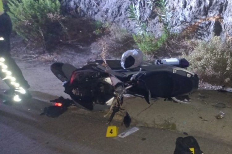 Muğla'da minib&uuml;s&uuml;n &ccedil;arptığı motosiklet s&uuml;r&uuml;c&uuml;s&uuml; hayatını kaybetti