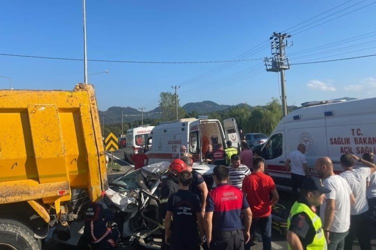 Ordu'da otomobil hafriyat kamyonuna saplandı: 6 yaralı