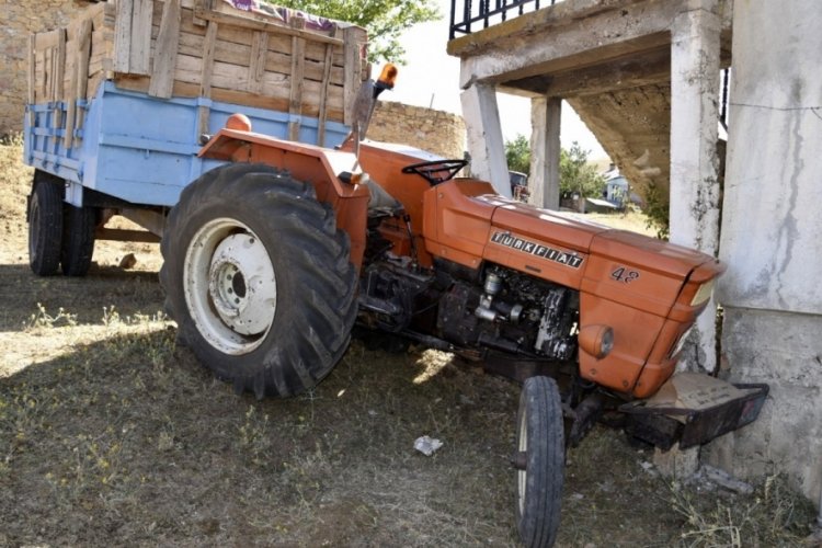 G&uuml;m&uuml;şhane'de 78 yaşındaki adam trakt&ouml;r&uuml;n altında kalarak can verdi