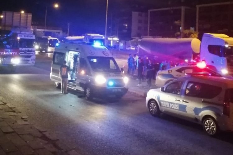 Bolu'da ehliyetsiz s&uuml;r&uuml;c&uuml; ortalığı birbirine kattı: 2 yaralı