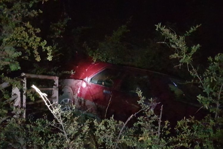 Karab&uuml;k'te otomobil bariyeri aşıp şarampole u&ccedil;tu