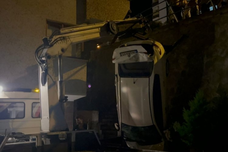 Trabzon'da otomobil yol ile apartman arasındaki boşluğa d&uuml;şt&uuml;