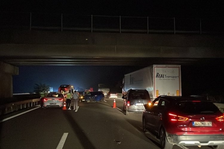 D&uuml;zce Anadolu Otoyolu'nda cip ile otomobil &ccedil;arpıştı, 2 kişi yaralandı