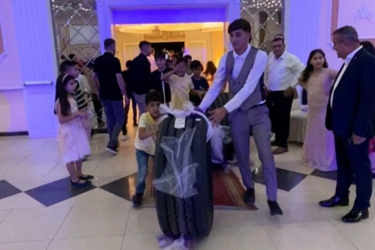 Mardin'de bir d&uuml;ğ&uuml;nde damada ara&ccedil; lastiği takıldı