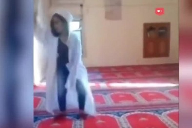 Malatya'da bir kadın imamın c&uuml;bbesini giyip camide dans etti