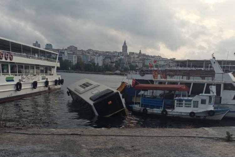 İstanbul'da Emin&ouml;n&uuml;'nde İETT otob&uuml;s&uuml; denize d&uuml;şt&uuml;