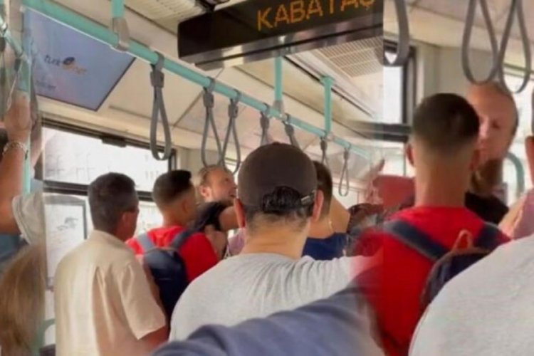 Turistin s&ouml;ylediklerini anlamayınca yaka pa&ccedil;a kovdular
