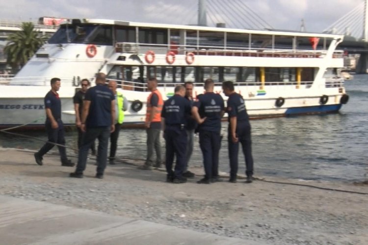 İstanbul'da denize d&uuml;şen otob&uuml;s&uuml; &ccedil;ıkarma &ccedil;alışmaları başladı