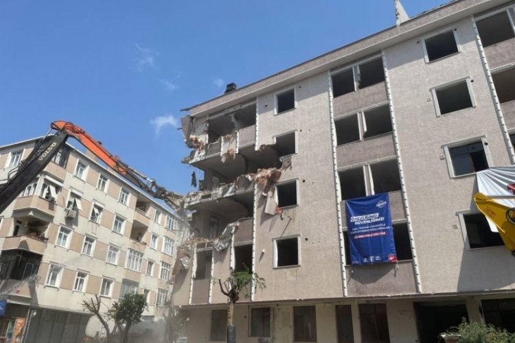 İstanbul'da riskli olduğu tespit edilen 6 katlı binanın yıkımı yapıldı