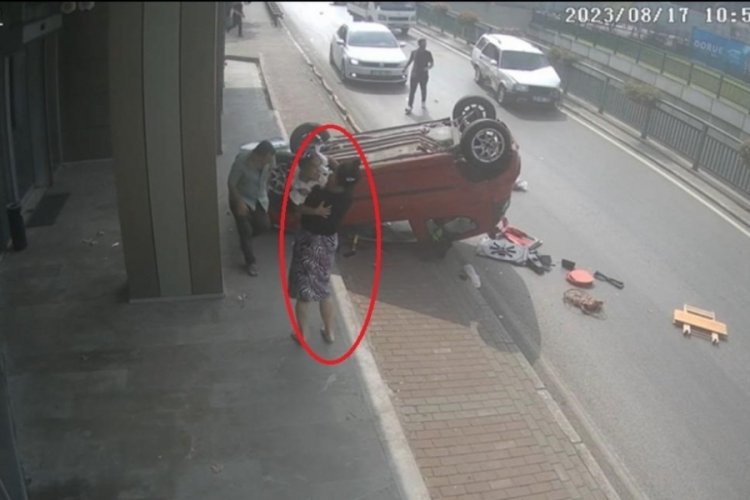 Bursa'da takla atan aracın sürücüsü kazayı unuttu, kızına koştu!