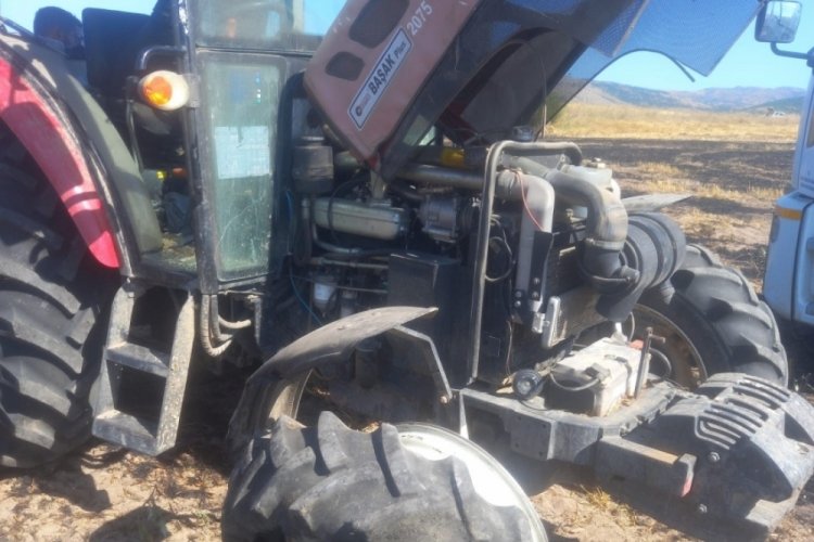 Tokat'ta anız yangını! Trakt&ouml;r ve balya makinesi zarar g&ouml;rd&uuml;