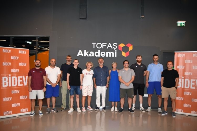 TOFAŞ altyapı antrenörlerı̇ne '&ouml;zg&uuml;n lı̇derlı̇k' eğı̇tı̇mı̇