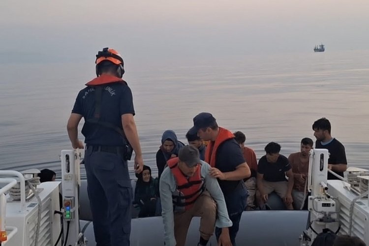 İzmir a&ccedil;ıklarında 69 g&ouml;&ccedil;men kurtarıldı