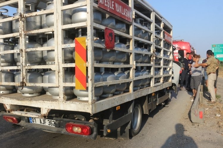 Adana'da kamyonet tıra &ccedil;arptı: 1 ağır yaralı