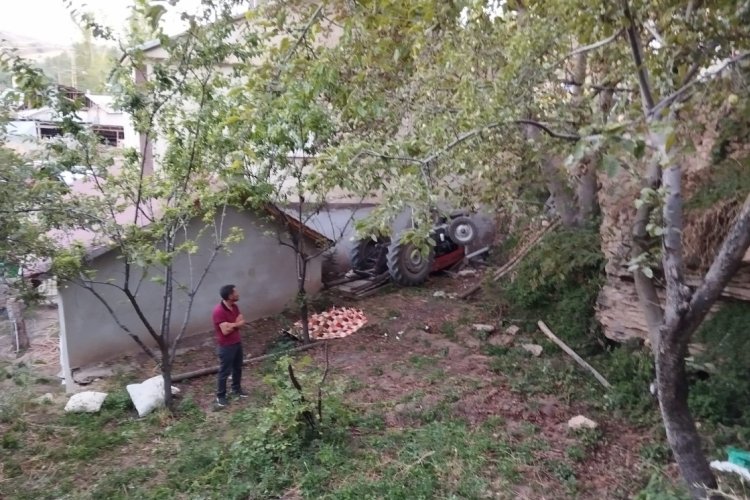 Sivas'ta bir ara&ccedil; 6 metreden bah&ccedil;eye u&ccedil;tu: 2 &ouml;l&uuml;