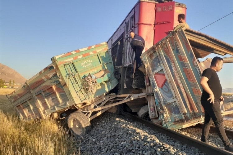 Sivas'ta tren hemzemin ge&ccedil;itte trakt&ouml;re &ccedil;arptı