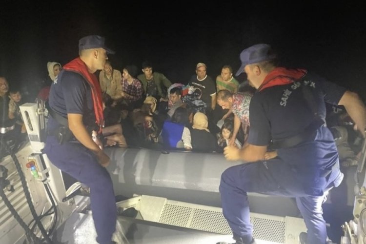 &Ccedil;anakkale Ayvacık a&ccedil;ıklarında 42 ka&ccedil;ak g&ouml;&ccedil;men yakalandı