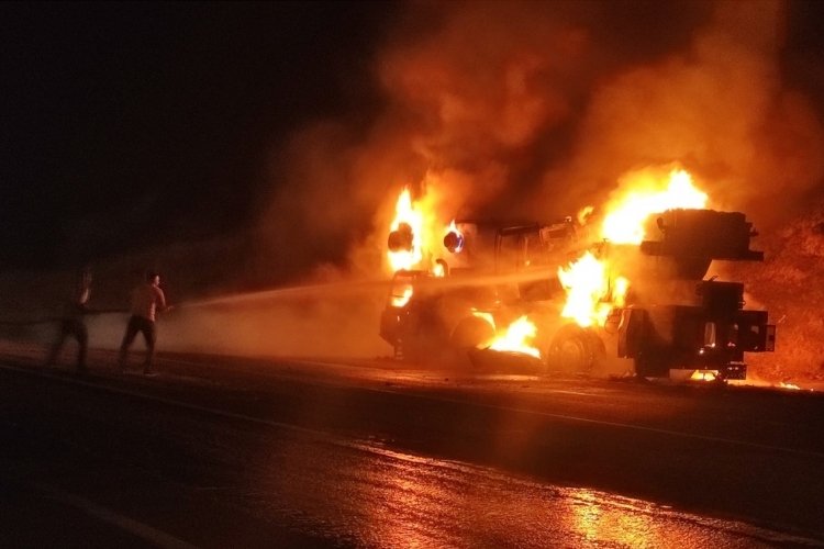 Siirt'te seyir halindeki vin&ccedil; alev alev yandı
