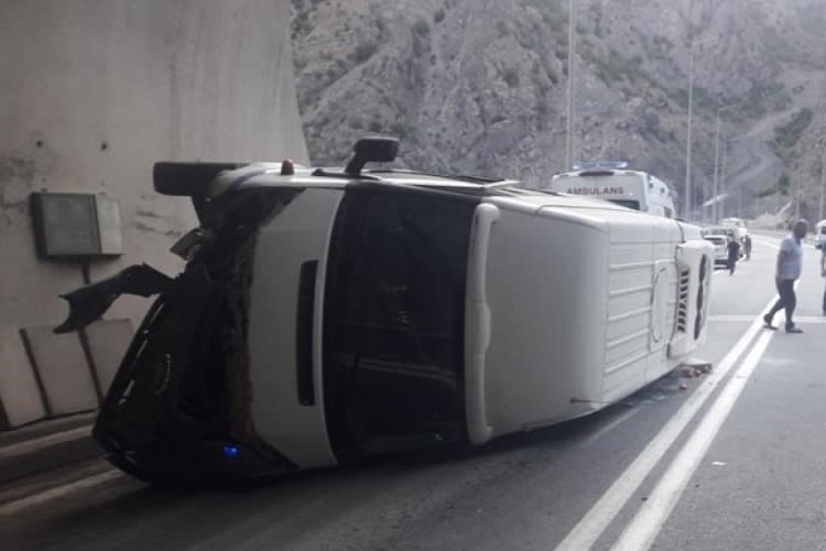 Artvin'de minib&uuml;s devrildi: &Ccedil;ok sayıda yaralı var