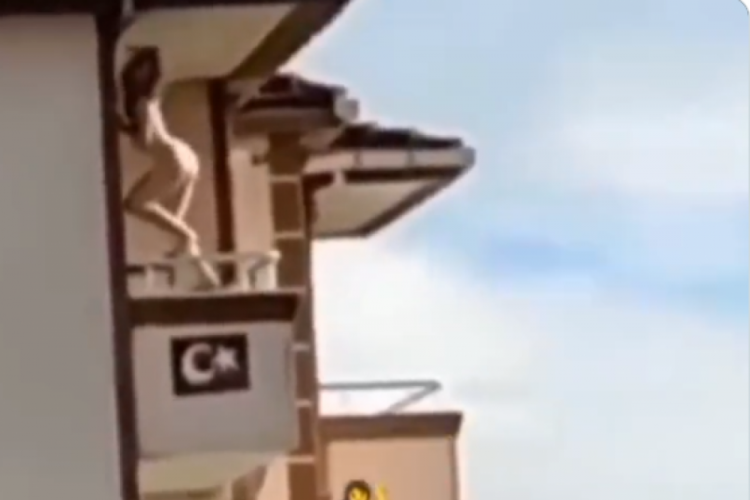 Balkonda &ccedil;ıplak halde twerk yaptı
