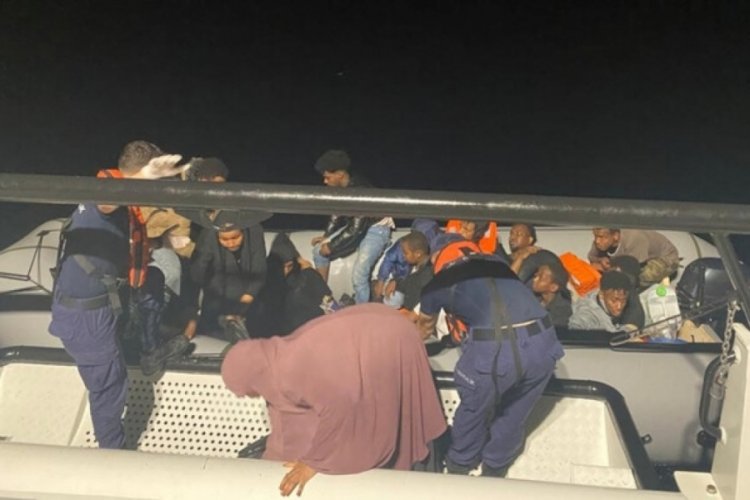 Balıkesir Ayvalık'ta 18 d&uuml;zensiz g&ouml;&ccedil;men kurtarıldı