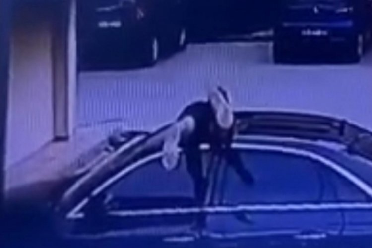 Bursa'da otomobilin cam tavanını g&ouml;z&uuml;ne kestirdi, hırsızlık yaptı
