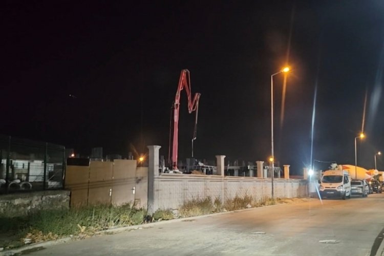 Bursa'da ortaokul inşaatında &ccedil;alışan iş&ccedil;iye beton mikserinin hortumu &ccedil;arptı!