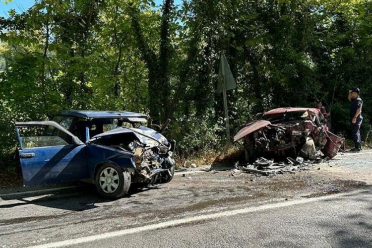 Bartın'da, otomobiller kafa kafaya &ccedil;arpıştı! Yaralılar var