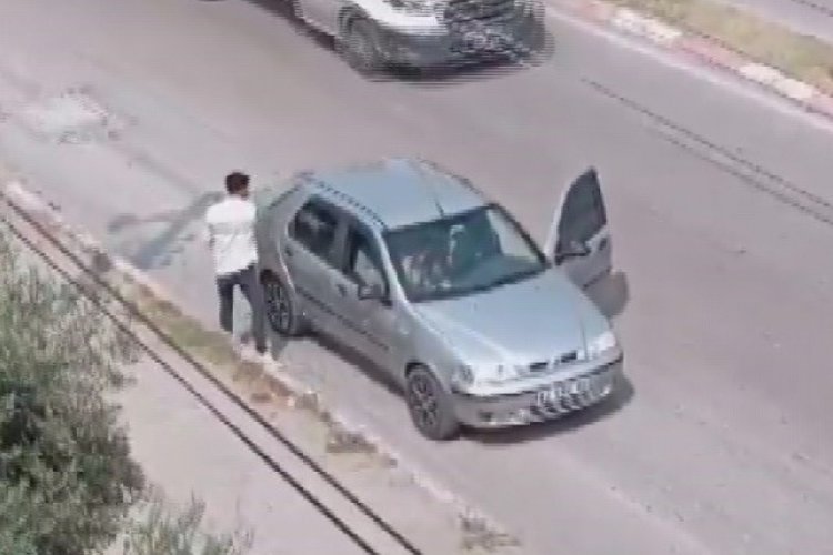 Hatay'da ara&ccedil; i&ccedil;erisinde kadını darp etti!