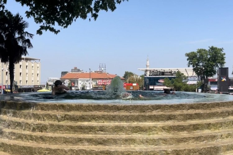 Bursa'da sıcaklardan bunalan &ccedil;ocuklar s&uuml;s havuzuna girdi
