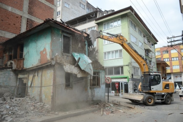 Bursa'da metrukla m&uuml;cadele s&uuml;r&uuml;yor