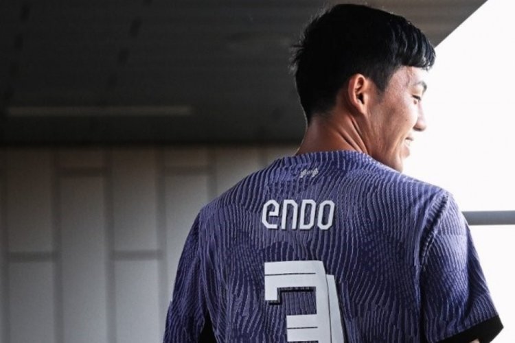 Liverpool, Wataru Endo'yu renklerine bağladı