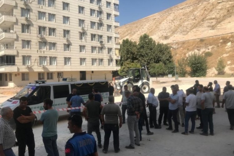 Şanlıurfa'da iş makinesinin altında kalan kadın hayatını kaybetti