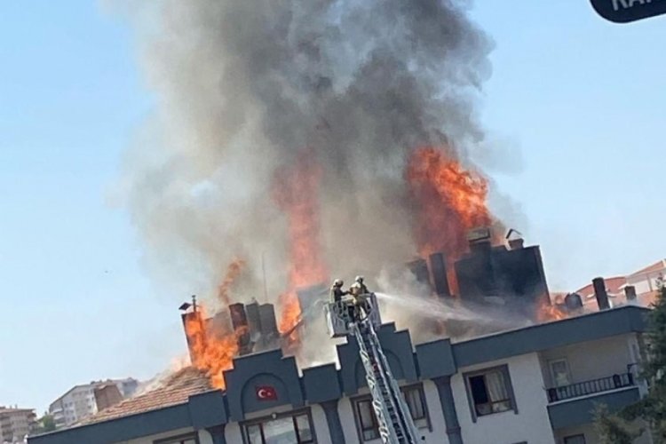Ankara'da 3 katlı binanın &ccedil;atısı alev alev yandı