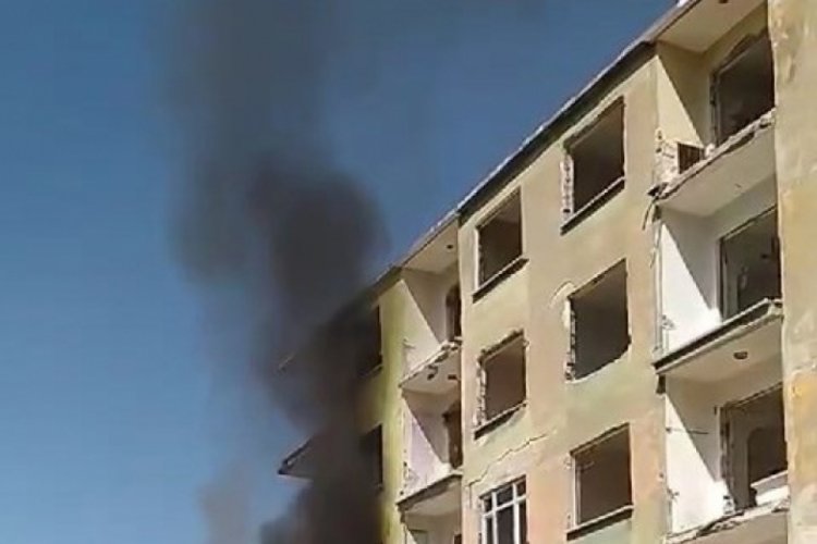 Elazığ'da ağır hasarlı binada yangın