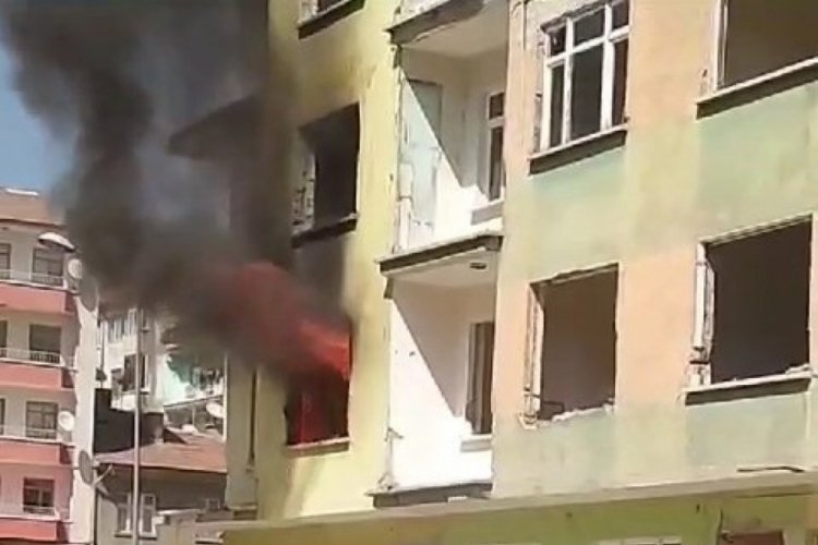 Elazığ'da ağır hasarlı binada yangın &ccedil;ıktı