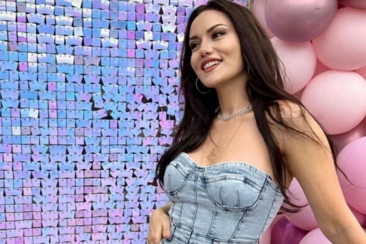 Fahriye Evcen ailesiyle tekne tatilinde