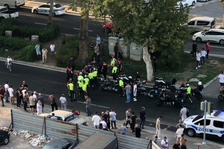İzmir'de polise silah &ccedil;eken gasp&ccedil;ı vurularak etkisiz hale getirildi