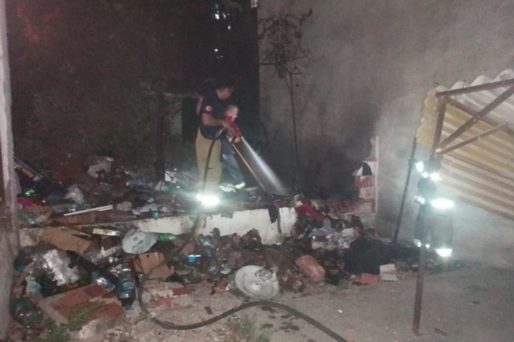 Balıkesir'de metruk binada yangın paniği