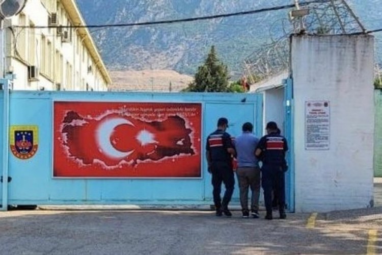 Manisa'da 25 yıl hapis cezası bulunan zanlı jandarmadan ka&ccedil;amadı