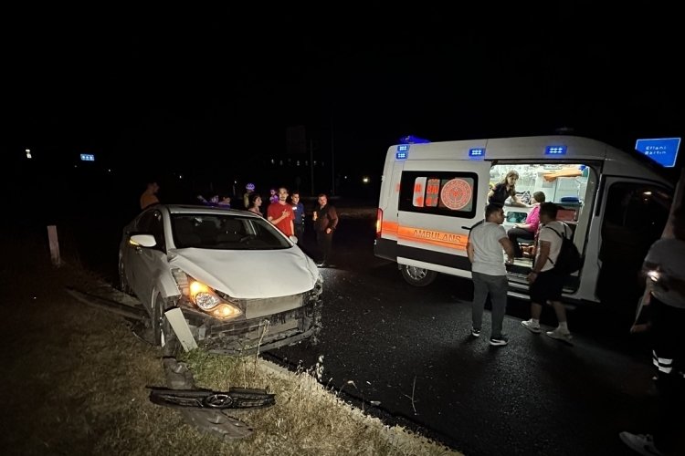 Karab&uuml;k'te iki otomobil &ccedil;arpıştı