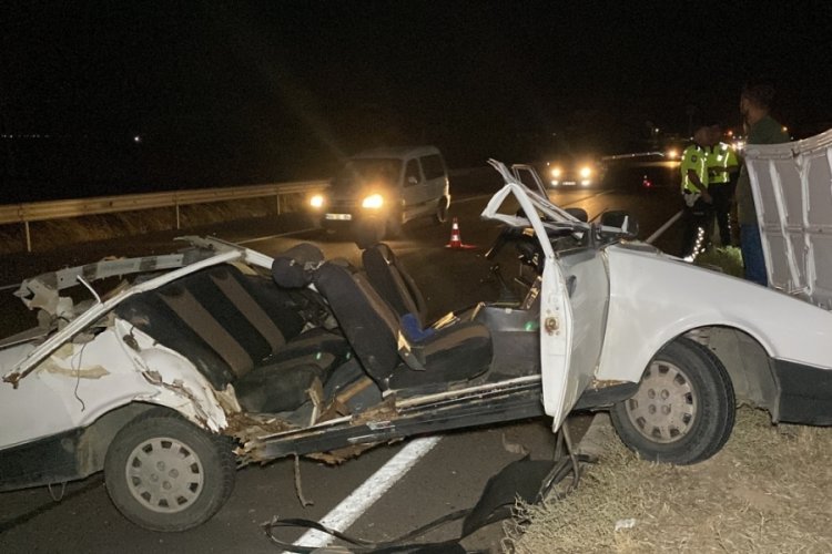 Aksaray'da tıra arkadan &ccedil;arpan otomobilin tavanı koptu: 1 ağır yaralı