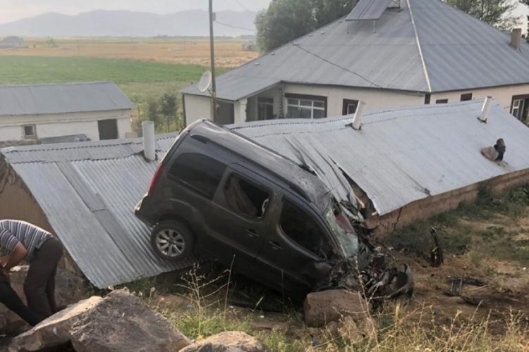 Ağrı'da hafif ticari ara&ccedil; şarampole yuvarlandı