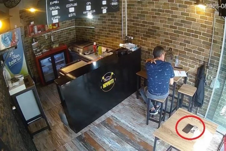 Bursa'da masada duran telefonu saniyeler i&ccedil;inde &ccedil;aldı