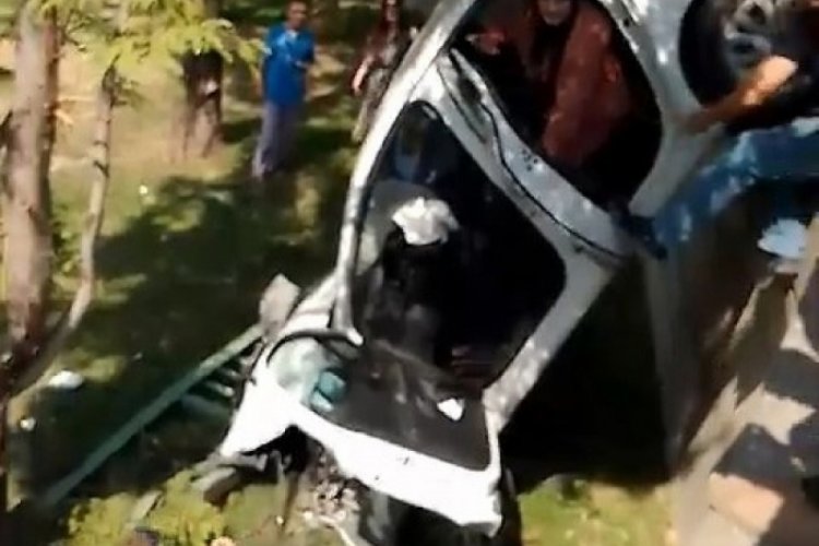 Bursa'da yoldan &ccedil;ıkan otomobilin şarampole u&ccedil;maması i&ccedil;in vatandaşlar tuttu