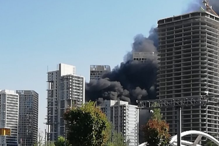 Ankara'da bir inşaatta yangın &ccedil;ıktı!  Dumanlar şehrin bir&ccedil;ok noktasından g&ouml;r&uuml;ld&uuml;