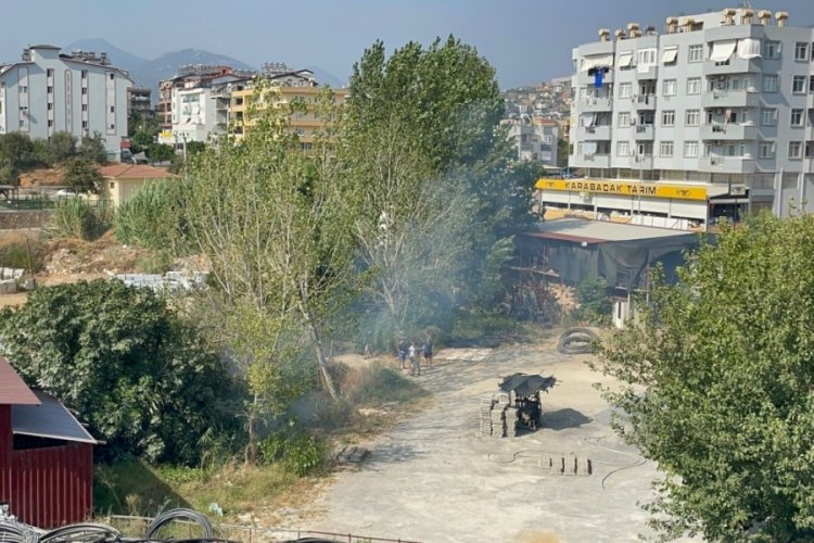 Antalya'da yakılan atıklar yangın &ccedil;ıkardı