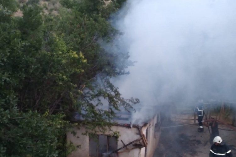 Burdur'da bağ evi yangında k&uuml;l oldu